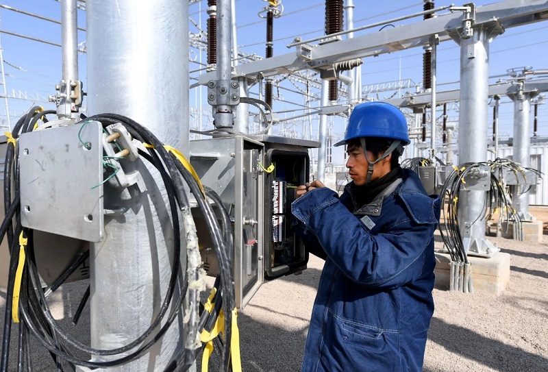Disyuntor SF₆: Un componente crítico de las redes eléctricas de alto voltaje, que ofrece un rendimiento superior a través de una alta electronegatividad y una capacidad de extinción de arco 100 veces mayor que la del aire. Disyuntor SF₆: Un componente crítico de las redes eléctricas de alto voltaje, que ofrece un rendimiento superior a través de una alta electronegatividad y una capacidad de extinción de arco 100 veces mayor que la del aire.